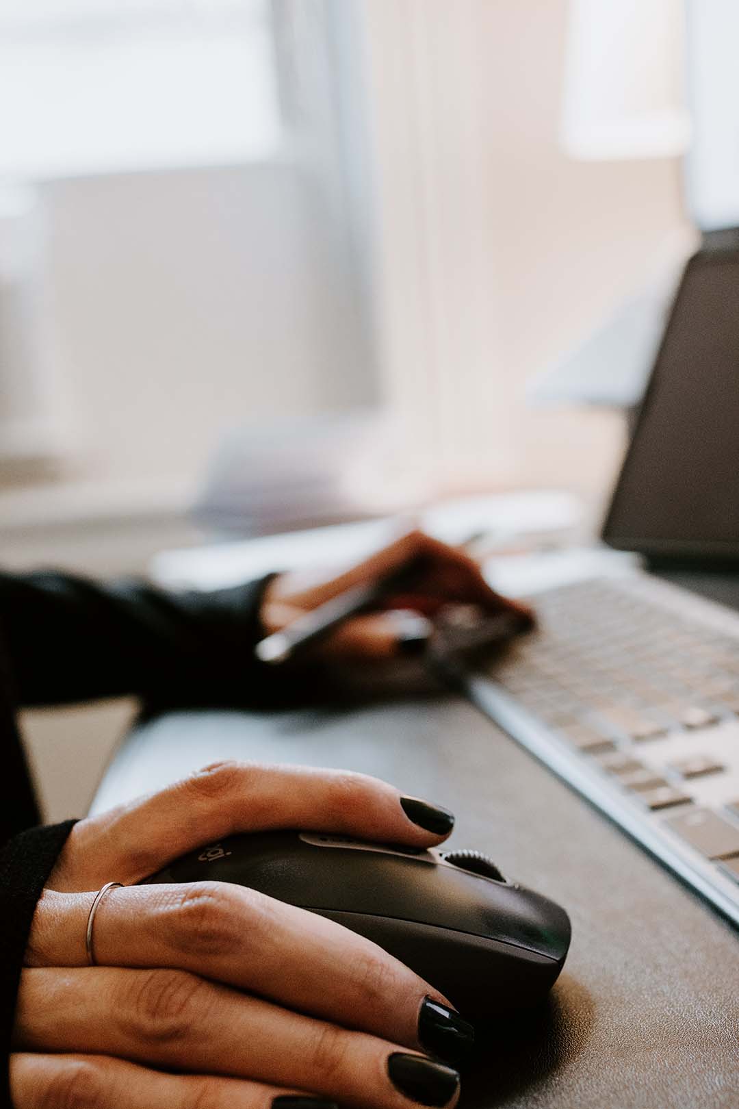 kelly-sikkema-K5dAn1gOFEc-unsplash Monochrome Drama small - Daniel Norin Lummi (1)